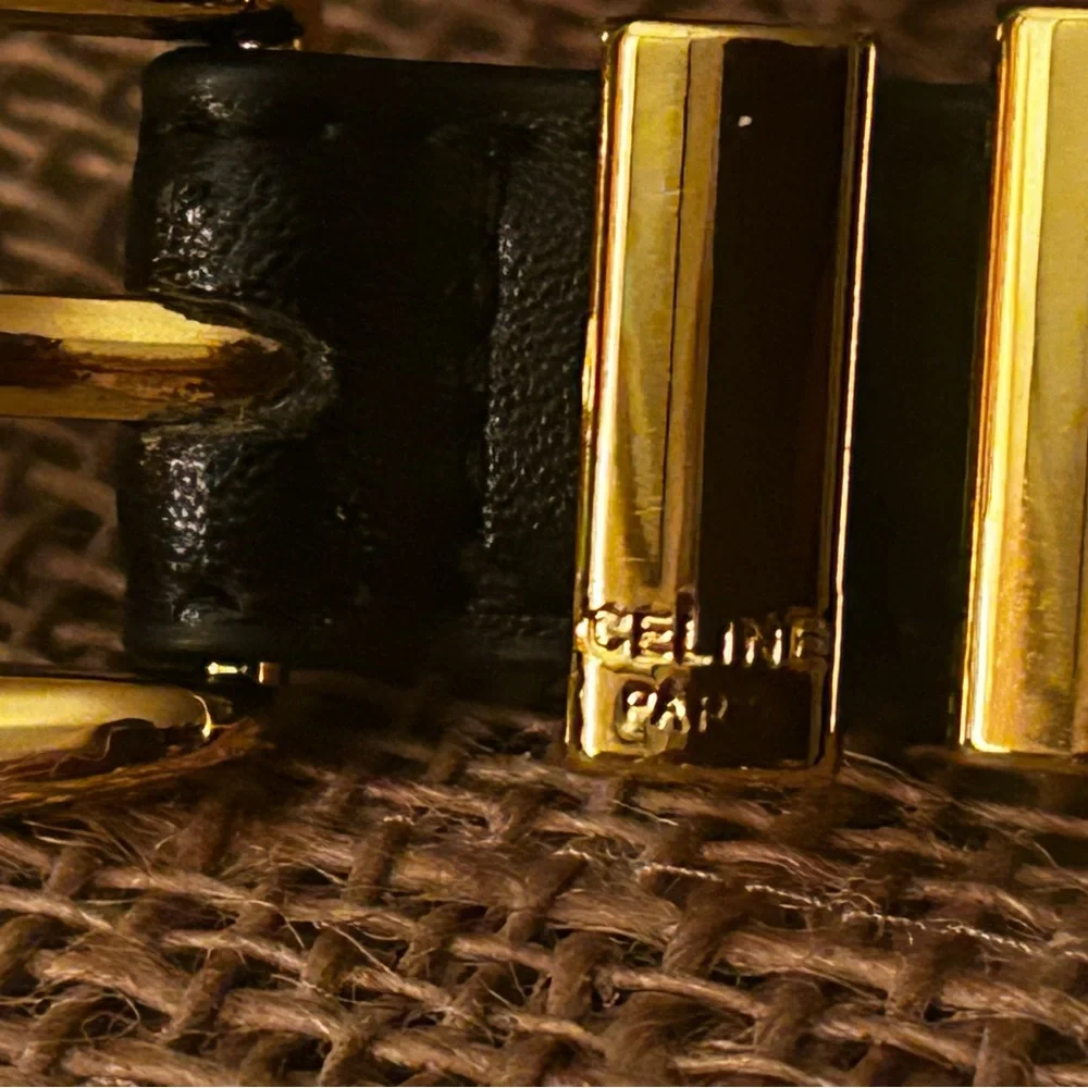 CÉLINE Paris Black Leather Belt – Classic and Elegant.
